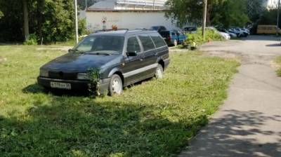 Гниет под окнами: пензенца возмутила парковка на газоне - penzainform.ru
