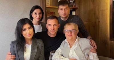 Андрей Шевченко - В семейном кругу: Андрей Шевченко проводит отпуск с мамой и сестрой (фото) - focus.ua - Украина - Киев