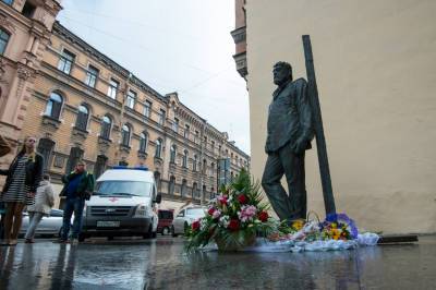 Сергей Довлатов - Андрей Петров - Под мостом Бетанкура нарисуют граффити с изображением Довлатова - neva.today - Санкт-Петербург