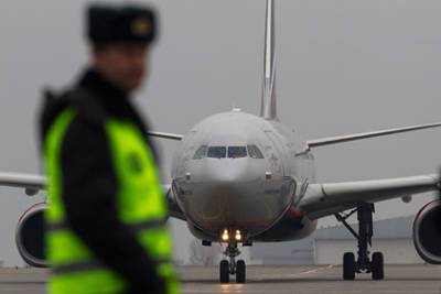 Денис Мантуров - Superjet 100 собрались использовать для рекламы Aurus - lenta.ru - Россия