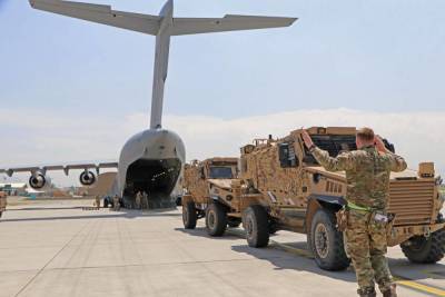 Бен Уоллес - В британской прессе: Опасно, если военная техника НАТО в Афганистане будет передана, например, группе Вагнера - topwar.ru - Россия - Англия - Афганистан - county Black Hawk