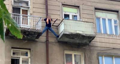 Попытка суицида в Ереване: мужчина собрался спрыгнуть с четвертого этажа здания – видео - ru.armeniasputnik.am - Армения - Ереван