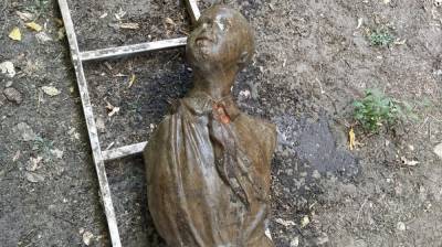 В воронежском парке при перекладке труб нашли фрагмент довоенной скульптуры пионера - vestivrn.ru - Воронеж