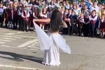 Директор хабаровской школы, где станцевала учительница, решила уволиться - mk.ru - Хабаровск