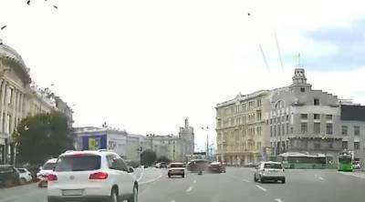 На площади Конституции в Харькове произошло тройное ДТП: момент попал на видео - politeka.net - Украина - Харьков