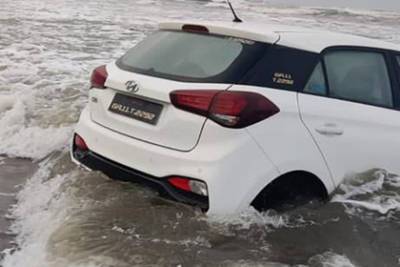 Мужчина утопил свой автомобиль на пляже популярного курорта и был арестован - lenta.ru - Индия