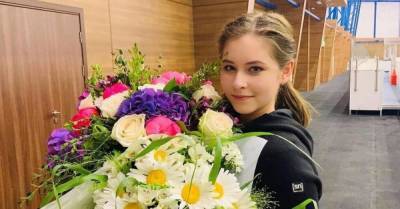 Юлия Липницкая - Годовалая дочь Липницкой прогулялась в стильных кроссовках и «ушастой» кофте - skuke.net