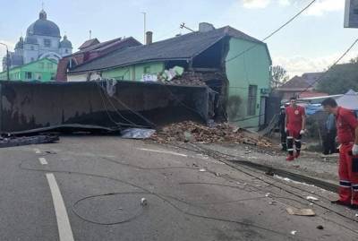 Под Львовом фура въехала в придорожный магазин, четверо погибших - kp.ua - Украина - Львов - Львовская обл.