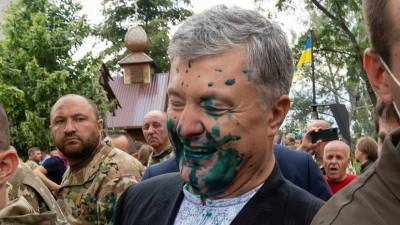 Петр Порошенко - Киевский суд обязал полицию открыть дело из-за нападения на Порошенко - russian.rt.com - Украина - Киев