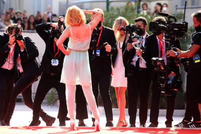 принцесса Диана - Кристен Стюарт - Chanel - Наряд Кристен Стюарт на премьере фильма вызвал недоумение в соцсетях - lenta.ru - США
