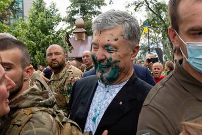 Петр Порошенко - На облившего Порошенко зеленкой заведут новое уголовное дело - lenta.ru - Украина - Киев