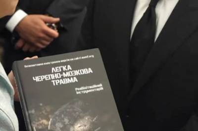 Владимир Зеленский - Мария Захарова - Зеленскому в США конгрессмен сделала подарок от демократов | Новости и события Украины и мира, о политике, здоровье, спорте и интересных людях - real-vin.com - Москва - Россия - США - Украина - Вашингтон - шт. Огайо