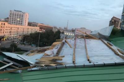 Ветер снес крышу Уральского федерального университета в Екатеринбурге - aif.ru - Екатеринбург - Свердловская обл. - Уральск