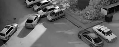 В Новосибирске во дворе дома на улице Татьяны Снежиной молодой парень устроил массовое ДТП - runews24.ru - Новосибирск