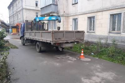 В Новосибирске грузовик сбил насмерть женщину, идущую с ребёнком по тротуару - novos.mk.ru - Новосибирск - район Ленинский, Новосибирск
