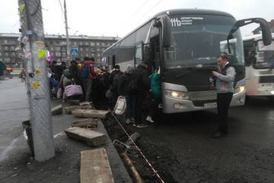 «Убиться можно»: пассажирам приходится перепрыгивать ров с камнями, чтобы сесть в автобусы в центре Новосибирска - novos.mk.ru - Новосибирск