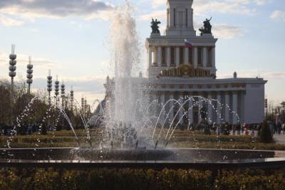 Около 30 миллионов кубометров воды выбросили главные фонтаны ВДНХ в этом сезоне - vm.ru - Россия