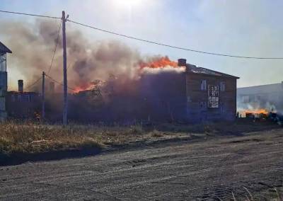Двадцать человек эвакуированы из горящих домов в поселке на Камчатке - tvc.ru - Россия - Камчатский край