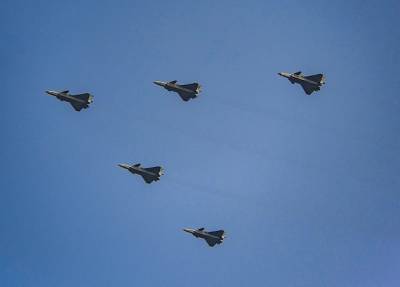 Китайцы показали группу истребителей-невидимок J-20 с двигателями собственного производства - rusjev.net - Россия