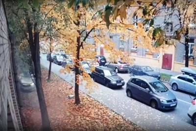 В Петербурге девушка перепутала педали и въехала в жилой дом на Лисичанской улице - abnews.ru - Санкт-Петербург