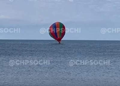Воздушный шар с людьми в Сочи сорвался с троса и упал в Черное море - province.ru - Россия - Сочи - Краснодарский край