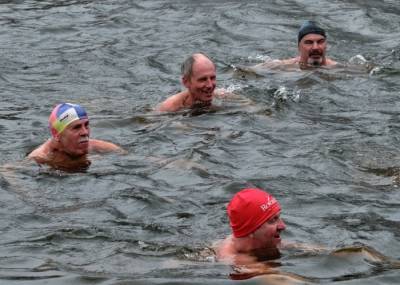 Тюменские "моржи" установили рекорд, проплыв километр в Карском море - interfax-russia.ru - Россия - Тюмень - Красноярск