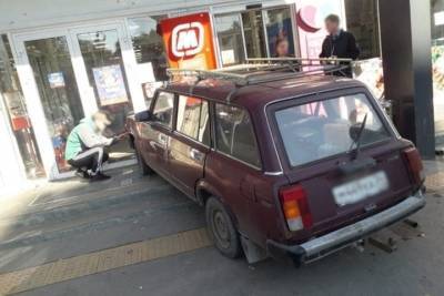 Водитель ВАЗа протаранил вход супермаркета на западе Волгограда - volg.mk.ru - Волгоград - Волгоградская обл.