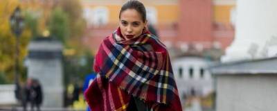 Этой осенью самыми модными будут шарфы-гиганты - runews24.ru