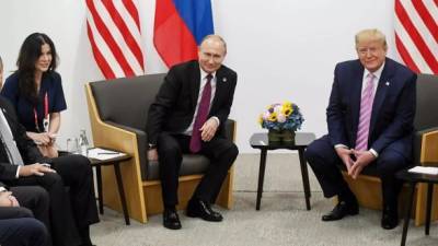 Дональд Трамп - Владимир Путин - Дмитрий Песков - «Привлекательная брюнетка с потрясающей фигурой», — пресс-секретарь Трампа рассказала о красивой переводчице Путина. ФОТО - enovosty.com - Россия - США - Япония
