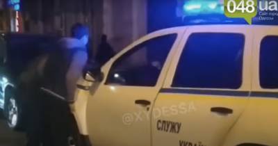 В Одессе пассажиры трамвая руками перенесли с путей полицейское авто (видео) - focus.ua - Украина - Одесса - район Приморский, Одесса