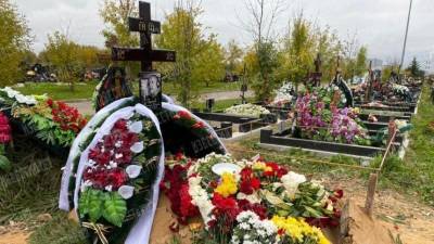Похоронили тихо, в узком кругу: как выглядит могила звезды «Универа» Глушкова - 5-tv.ru - Зеленоград