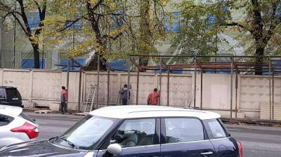 В Воронеже начали демонтировать простоявший 20 лет забор у «дома-убийцы» - vestivrn.ru - Воронеж