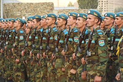 Эмомали Рахмон - Таджикистан провел военный парад на границе с Афганистаном - lenta.ru - Москва - Россия - Таджикистан - Афганистан - Хорог