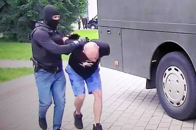 Андрей Зельцер - В Белоруссии задержали десятки человек за комментарии о гибели сотрудника КГБ - lenta.ru - Белоруссия - Минск