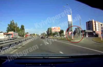 В Киеве водитель врезался в отбойник и влетел стелу АЗС (видео) - sharij.net - Киев - Санкт-Петербург - Харьков - Мариуполь