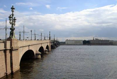 В Петербурге мужчина прыгнул с Троицкого моста в воду - online47.ru - Санкт-Петербург