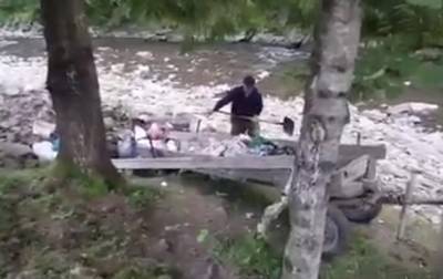 В парке Синевир в Карпатах мужчина выбросил в реку прицеп мусора - korrespondent.net - Украина - Экология