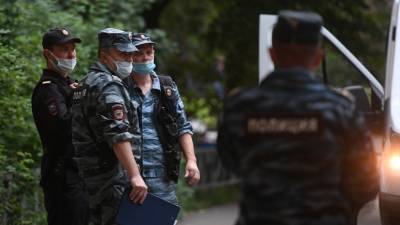 У дочери произошёл конфликт со знакомыми: полиция задержала устроившего стрельбу в московской школе - russian.rt.com - Москва