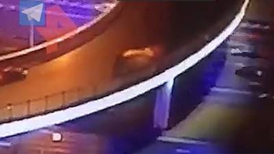 Момент падения грузовика с эстакады на севере Москвы попал на видео - iz.ru - Москва - Израиль - Камаз
