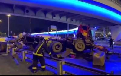 Появилось видео падения бетономешалки с эстакады в Москве - sharij.net - Москва - Львовская обл. - Камаз
