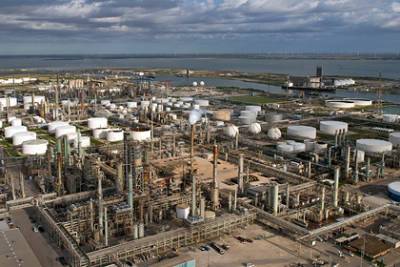 В США ради больных коронавирусом сократили переработку нефти - lenta.ru - США - Техас - Индия