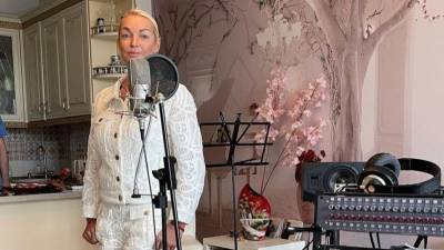 Анастасия Волочкова - Волочкова на видео показала, как поет без фонограммы - 5-tv.ru