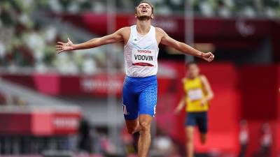 Андрей Вдовин - Россиянин Вдовин завоевал серебро на Паралимпиаде в беге на 200 м - iz.ru - Россия - Токио - Израиль - Бразилия