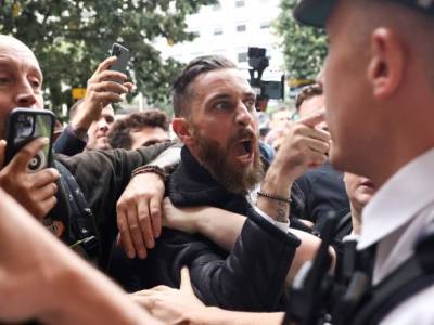 Sky News - В Лондоне ранены пять полицейских после беспорядков на акции протеста против вакцин - unn.com.ua - Украина - Киев - Англия - Лондон - Великобритания