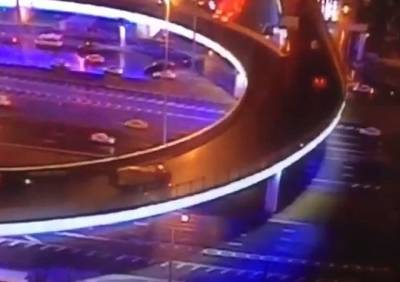 Падение грузовика с третьего транспортного кольца попало на видео - ya62.ru - Москва