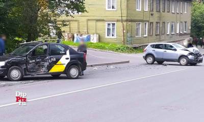 Таксист попал в аварию на улице Калинина в Петрозаводске - gubdaily.ru - Петрозаводск - республика Карелия