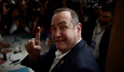 Алехандро Джамматтеи - Власти Гватемалы заподозрили россиян в подкупе президента «ковром с деньгами» - og.ru - Гватемала - Республика Гватемала