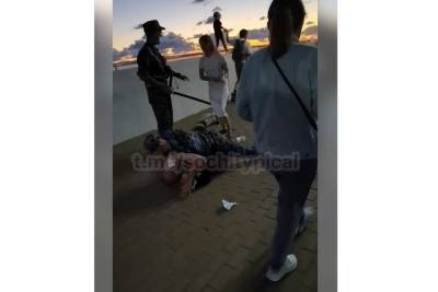 СМИ: росгвардейцы жёстко задержали влюблённую пару, пытавшуюся с ними подраться - kuban.mk.ru - Сочи