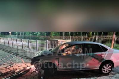 В Туле водитель автомобиля каршеринга снес ограждение, пытаясь скрыться от инспекторов ДПС - tula.mk.ru - Тула