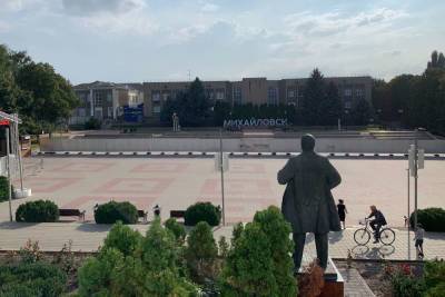 Владимир Владимиров - В сквере Михайловска установили экран для уличных кинопоказов - kavkaz.mk.ru - День - Ставрополье - Михайловск